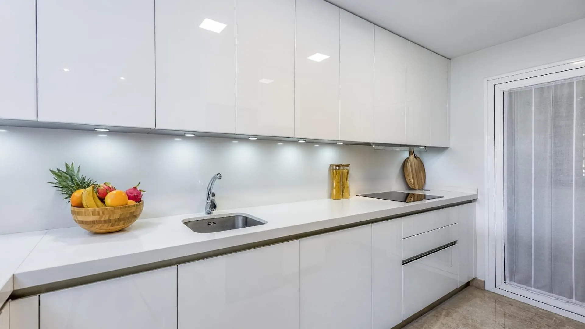 Vivi Homes - Boho Sunrise Alminar Pool, Garden & Terrace 마르베야 아파트